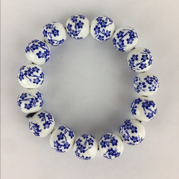 Jewelry - White and Blue floral beaded stretchy bracelet EUC